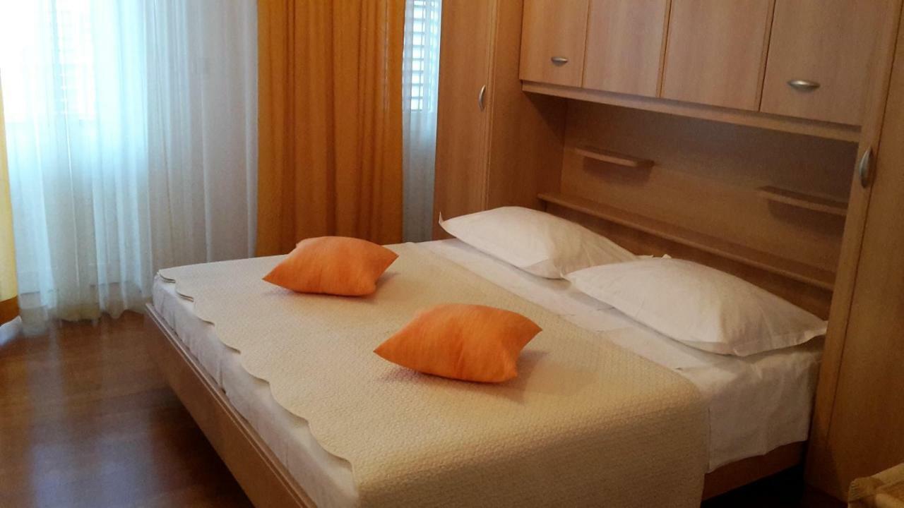 Guest House Fenix Brela Bagian luar foto
